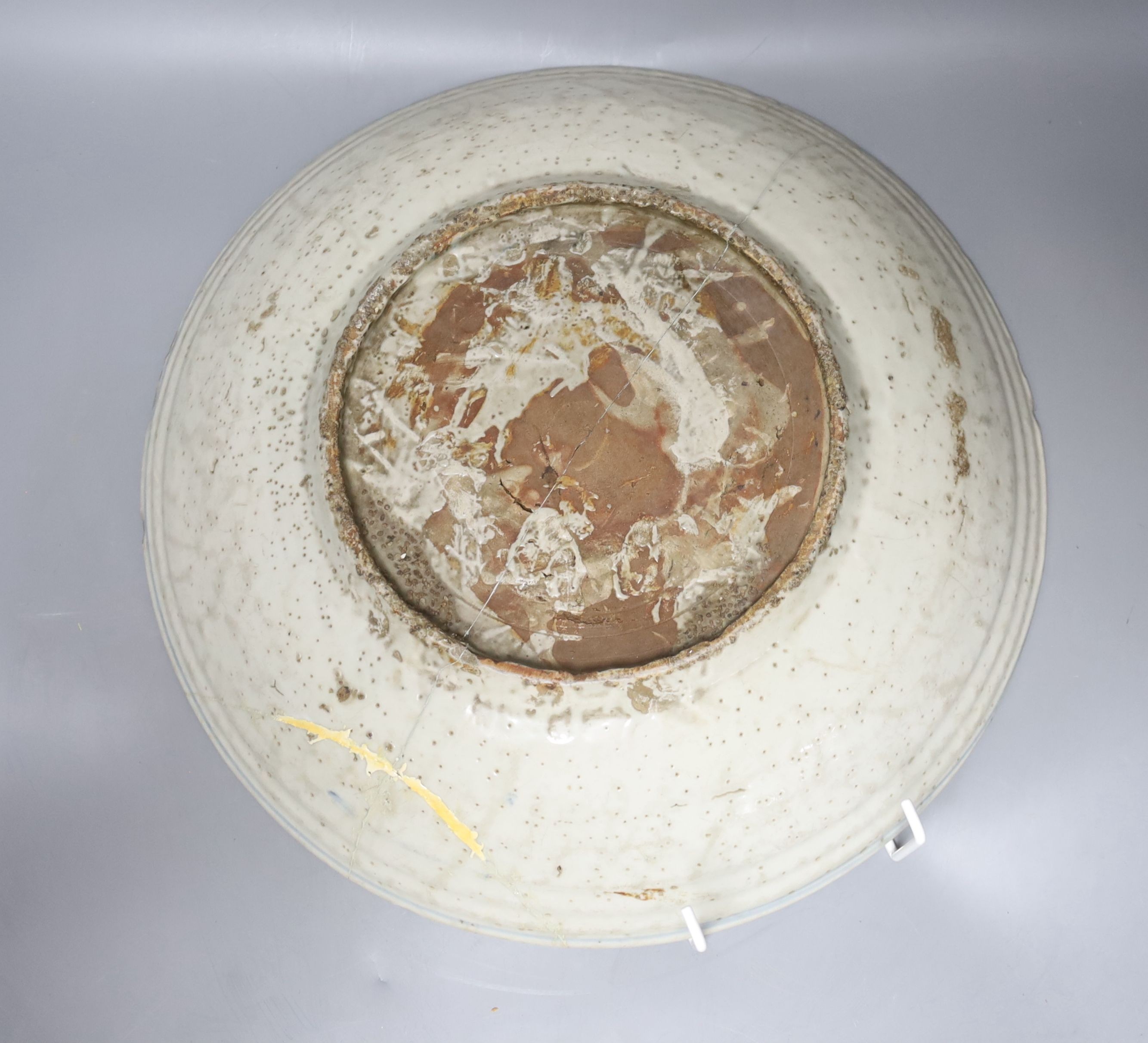A 17th century Swatow blue and white dish 36cm